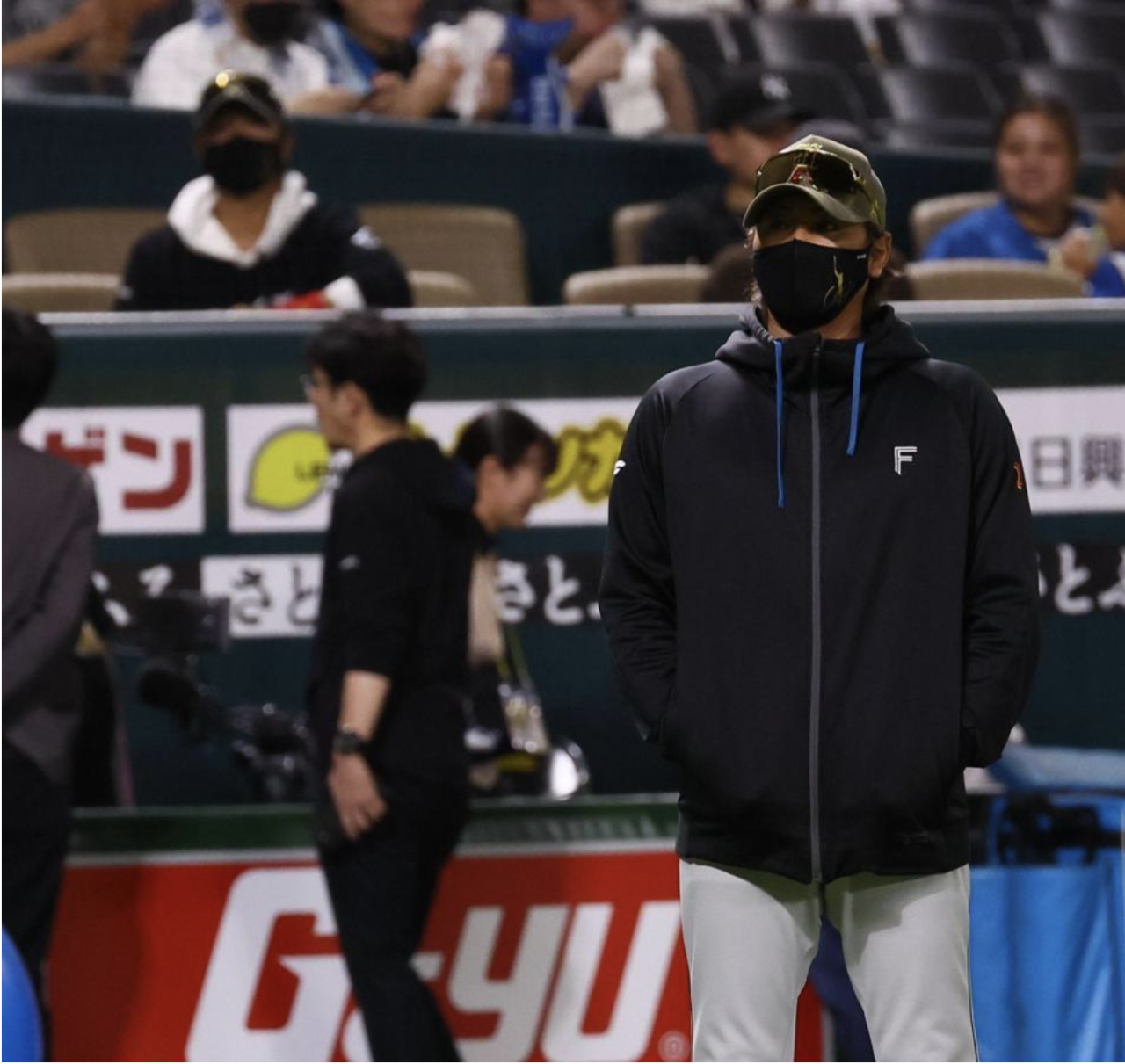 えぇ！めっちゃ似てるｗ日本ハム・新庄剛志監督のそっくりさんがペイペイＤに登場!?